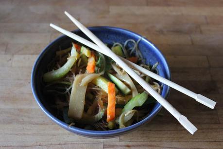Vermicelles sautés aux légumes et à la sauce de haricots noirs