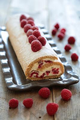 Gâteau roulé aux épices chantilly légère vanillée et  framboises