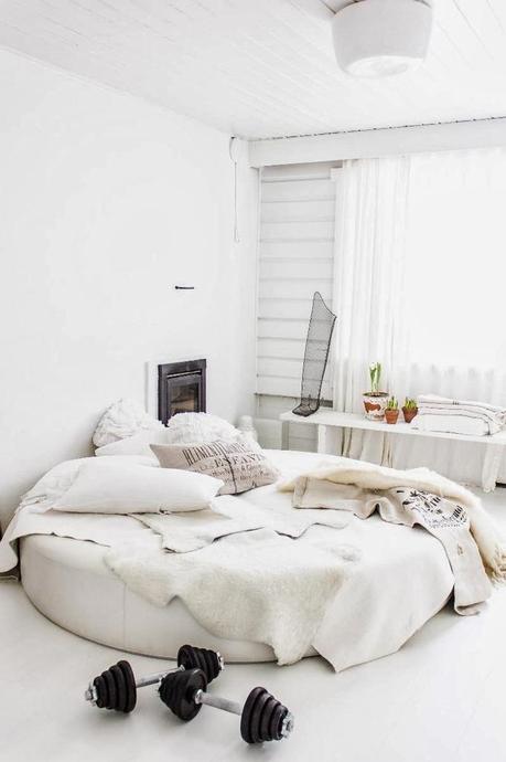 Les contrastes dans un appartement en Finlande.