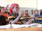 fillettes Afrique remplissent bancs d'école