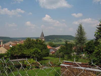 Se promener avec des amis, aux confins de la Meurthe et Moselle, des Vosges et de la Meuse par une belle journée d'été