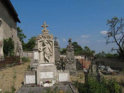 Se promener avec des amis, aux confins de la Meurthe et Moselle, des Vosges et de la Meuse par une belle journée d'été