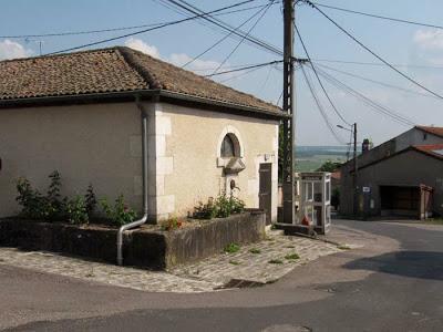 Se promener avec des amis, aux confins de la Meurthe et Moselle, des Vosges et de la Meuse par une belle journée d'été