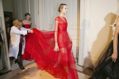 photographie backstage du défilé Valentino printemps été 2013 , somptueuse robe rouge transparente et dentelle rouge.