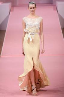 belle robe du défilé d'alexis mabille printemps été 2013. Robe de cérémonie des oscar. Magnifique robe fendu pastelle, avec une jolie ceinture jaune pastel