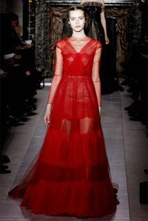 robe rouge du défilé Valentino printemps été 2013. Robe somptueuse rouge transparente, sexy e féminine. Robe longue de cérémonie canne, portée par une belle mannequin lors de la fashion week haute couture milan paris