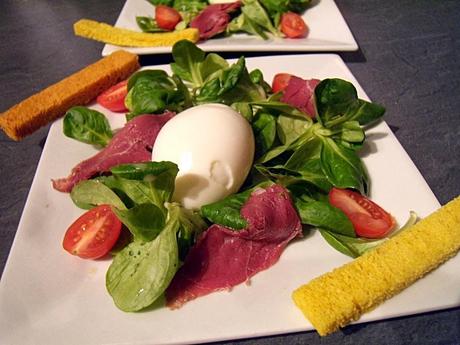 Salade magret séché, oeuf poché & mouillettes colorées
