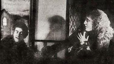 Drakula halála (la mort de Dracula), film Hongrois de 1921. En effet contrairement à la croyance répandue, Nosferatu de Murnau, n’est pas la première adaptation du Dracula de Bram Stoker. En 1921, Karoly Lajthay réalisait une version hongroise de Dracula, mais hélas, il ne subsiste plus une seule trace de ce film. Mis à part quelques [...]<!-- ngfb excerpt-buttons begin --><div class=
