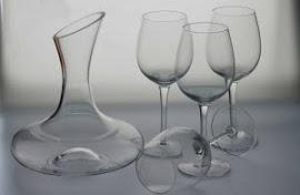 Les œnologues en herbe ou déjà confirmés vont apprécier ce service 5 pièces d’œnologie. La carafe aux lignes douces et arrondies laissera à votre vin l’occasion de dégager tous ses arômes. Les verres aux lignes épurées, montés sur un pied allongé, sont dotés d’un verre fin. La dégustation peut commencer dans les meilleures conditions avec ce service œnologie 5 pièces. Une création Zak.