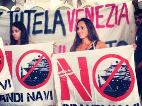 2 / 9 / 2013 Mostra del Cinema del Lido- Excelsior- Sala Stucchi .Oggi alle 14.00 il Comitato No Grandi Navi con un blitz ha interrotto un convegno al quale era presente il Ministro dei Beni e delle attività culturali e del turismo Massimo Bray.