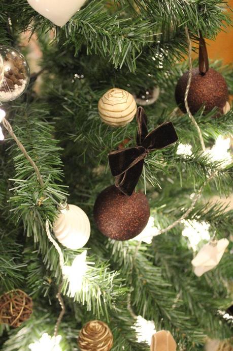 décoration de table boisée,sapin de noël,table de fête,authentique et naturel