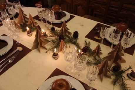 décoration de table boisée,sapin de noël,table de fête,authentique et naturel