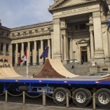 BMX sur des rampes installés sur des camions se déplaçant en pleine ville