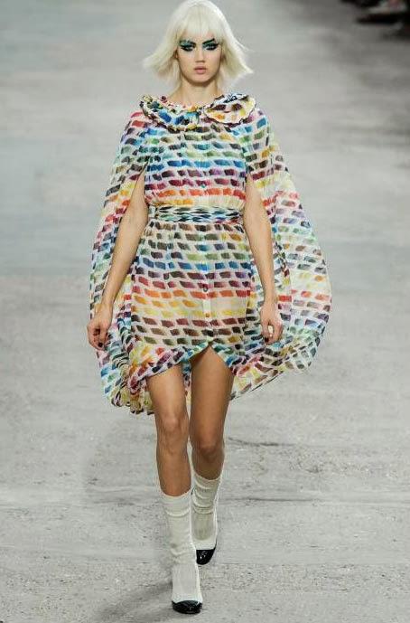 Les robes multicolores Chanel font tourner la tête de la planète fashion...