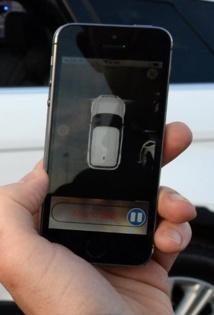 L'iPhone utilisé paour le garage automatique d'une voiture, lors d'une démonstration de parking automatique au salon high tech de Las Vegas