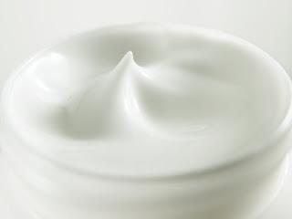 Et un conservateur (synthétique) de moins dans les cosmétiques non rincés ! Oust !