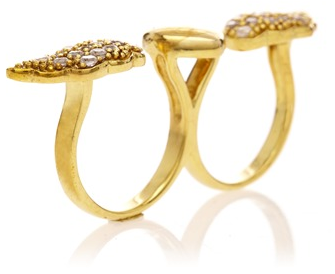 La fameuse bague à deux doigts