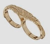 La fameuse bague à deux doigts