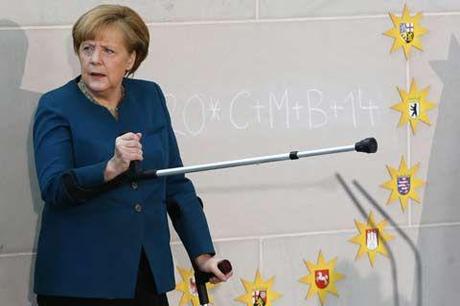 La fée Clochette a vieilli mais elle manie toujours à merveille sa baguette magique ! Abracadabra ! 