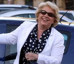 Madame Zimmerman ne se fera jamais prendre par les paparazzi : on la voit ici reboutonner son chemisier juste au moment où on allait la photographier topless ! Bravo, Marie-Jo ! 