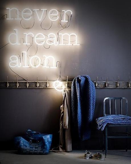 Le néon revient et illumine les intérieurs