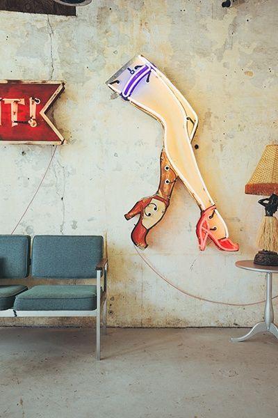 Le néon revient et illumine les intérieurs