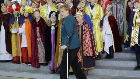 PHOTO SOUVENIR. Angela Merkel a effectué ce mardi 7 janvier à Berlin, sa première apparition publique après son accident de ski de fond. La chancelière a participé à la cérémonie des «petits chanteurs à l'étoile», un évènement caritatif réunissant des représentants des enfants de chaque diocèse allemand, déguisés en rois mages à l'occasion de l'Épiphanie. Angela Merkel s'est fêlé le bassin en chutant à ski pendant ses vacances de Noël en Suisse.