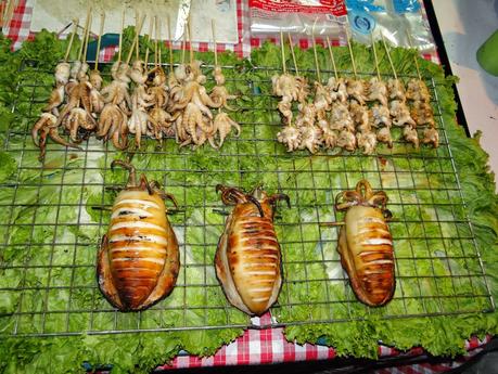Thaïlande Calamar farçis au confit de poulet au BBQ [HD]