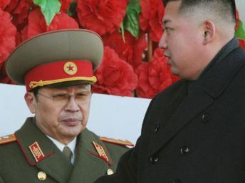 Kim Jong-un (à droite) devant son oncle Jang Song-thaek
