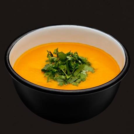 Velouté de carottes fraîches bio, lait de coco, citronnelle et coriandre ciselée.