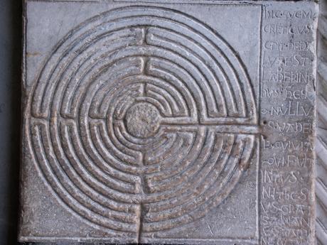 http://upload.wikimedia.org/wikipedia/commons/b/bd/Lucques-Labyrinthe.jpg?uselang=fr