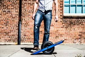 Un skateboard électrique inspiré du Segway, qui se pilote avec des capteurs de poids sous les semelles.