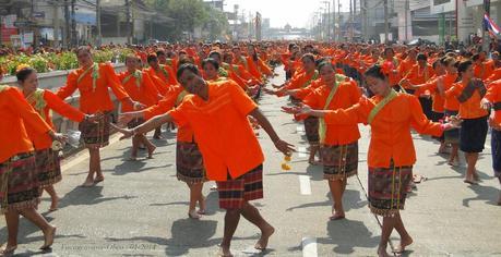 Udon-Thani /Guiness des records: Danses + de 5000 participants [HD]
