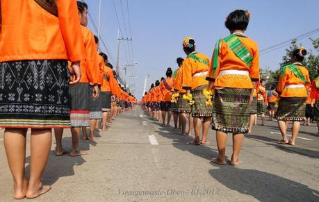 Udon-Thani /Guiness des records: Danses + de 5000 participants [HD]