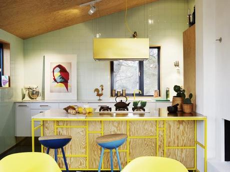 Une maison suédoise au parquet bleu