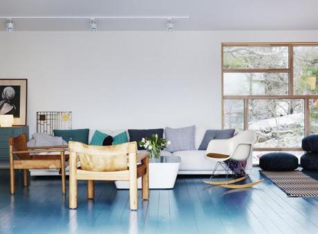 Une maison suédoise au parquet bleu