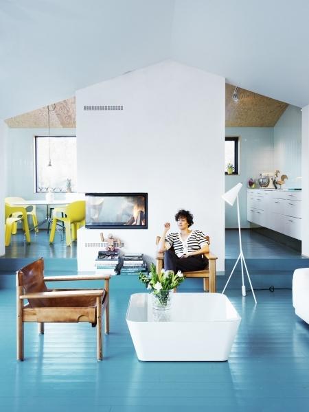 Une maison suédoise au parquet bleu