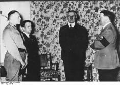 Hjalmar Schacht et Adolf Hitler en 1936 (Archives fédérales allemandes licence Creative Commons)