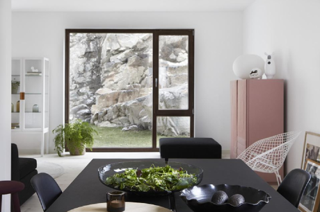 Visite déco : Monochrome & rose pastel en Suède Visite déco : Monochrome & rose pastel en Suède