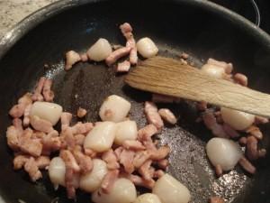 Noix de St Jacques et lardons poêlés à la crème 1