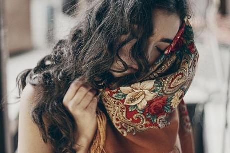 chale-comtesse-sofia-hijab-motif-fleuri-paris-laver-foulard