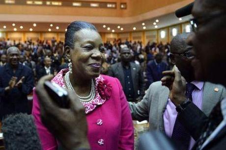 A peine élu présidente de Centrafrique, Catherine Samba-Panza frime : regardez, j'ai la plus grosse main gauche du monde et le plus gros portable du monde !  