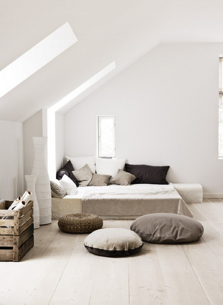 Idée déco pas chère pour la chambre : mixer les coussins !