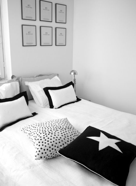 Idée déco pas chère pour la chambre : mixer les coussins !