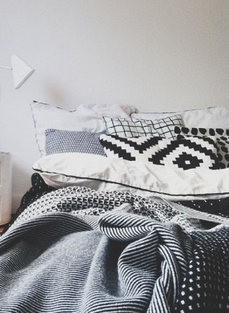 Idée déco pas chère pour la chambre : mixer les coussins !