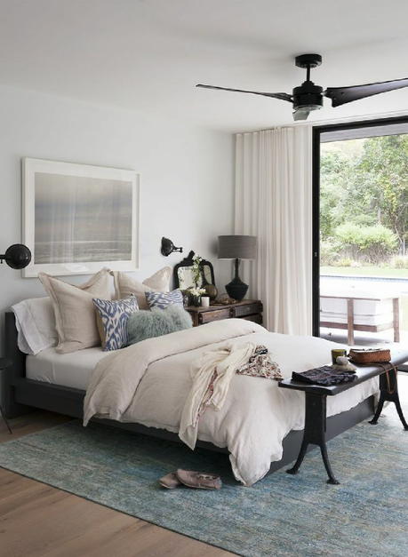 Idée déco pas chère pour la chambre : mixer les coussins !