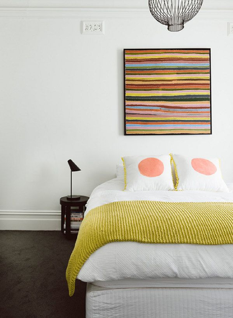 Idée déco pas chère pour la chambre : mixer les coussins !