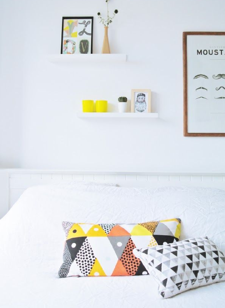 Idée déco pas chère pour la chambre : mixer les coussins !