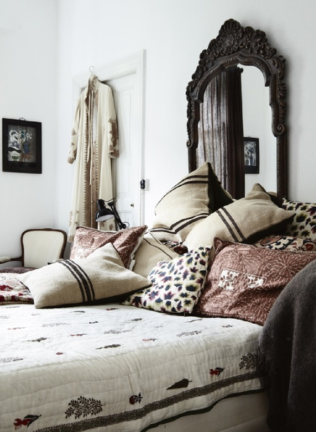 Idée déco pas chère pour la chambre : mixer les coussins !