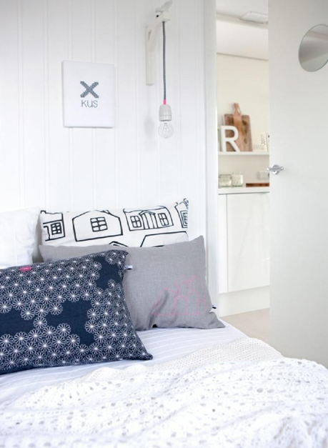 Idée déco pas chère pour la chambre : mixer les coussins !